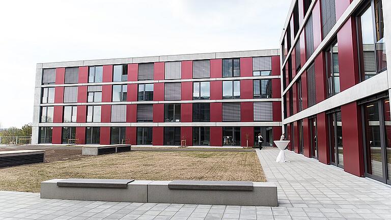 Studentenwohnheime können den Bedarf an Wohnraum nur zum Teil abdecken. Hier der jüngste Neubau des Studentenwerks am Würzburger Hubland, eingeweiht im April 2016. Studentenwohnheime können den Bedarf an Wohnraum nur zum Teil abdecken. Hier der jüngste Neubau des Studentenwerks am Würzburger Hubland, eingeweiht im April 2016.