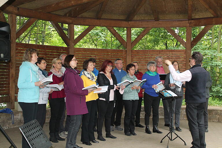 Als Gastchor sang 'Sing for Fun' unter der Leitung von Bernhard Oberländer. Als Gastchor sang 'Sing for Fun' unter der Leitung von Bernhard Oberländer.