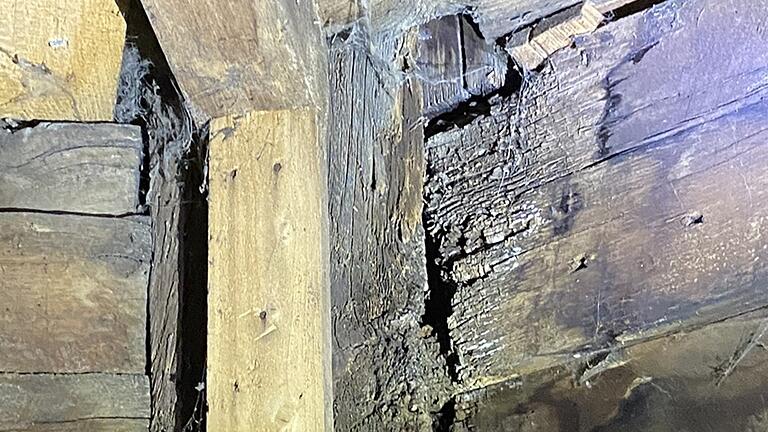 Das jahrhundertealte Gebälk innerhalb der beiden Turmhauben der Stadtpfarrkirche zeigt, wo sich das Regenwasser, das von außen eindringt, seinen Weg bahnt. Das jahrhundertealte Gebälk innerhalb der beiden Turmhauben der Stadtpfarrkirche zeigt, wo sich das Regenwasser, das von außen eindringt, seinen Weg bahnt.