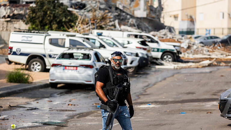 Hamas-Großangriff auf Israel - Sderot.jpeg - Fassungslosigkeit über die Terror-Attacke aus Gaza. Ein Polizist steht vor den Trümmern einer Polizeistation in der Sadt Sderot im Süden Israels. Hamas-Großangriff auf Israel - Sderot.jpeg - Fassungslosigkeit über die Terror-Attacke aus Gaza. Ein Polizist steht vor den Trümmern einer Polizeistation in der Sadt Sderot im Süden Israels.