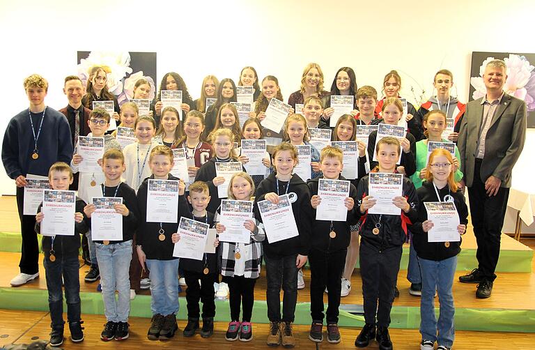 Bürgermeister Thorsten Wozniak (links) und Sportreferent Christian Ach (rechts) würdigten bei der Sportlerehrung am Samstag in Gerolzhofen die Erfolge der Twirling Kids des FC Gerolzhofen, des Seifenkistenteams, der Akteure der Kampfsportschule Müller und der ID Dance Crew Hip Hop. Bürgermeister Thorsten Wozniak (links) und Sportreferent Christian Ach (rechts) würdigten bei der Sportlerehrung am Samstag in Gerolzhofen die Erfolge der Twirling Kids des FC Gerolzhofen, des Seifenkistenteams, der Akteure der Kampfsportschule Müller und der ID Dance Crew Hip Hop.