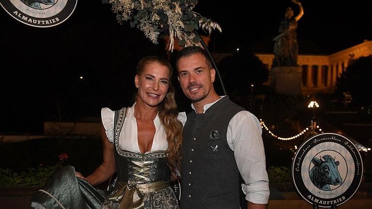 Münchner Oktoberfest - Immer dabei: Giulia Siegel mit ihrem Partner Ludwig Heer . Münchner Oktoberfest - Immer dabei: Giulia Siegel mit ihrem Partner Ludwig Heer .