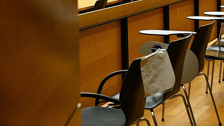 Unbesetzte Plätze: Zum Prozess im Mordfall Sabine B. am Landgericht Würzburg sind nur registrierte Medienvertreter zugelassen. Die Verhandlung findet unter Ausschluss der Öffentlichkeit statt. Unbesetzte Plätze: Zum Prozess im Mordfall Sabine B. am Landgericht Würzburg sind nur registrierte Medienvertreter zugelassen. Die Verhandlung findet unter Ausschluss der Öffentlichkeit statt.