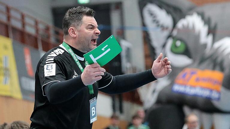 Dirigent an der Seitenlinie bei den Wölfen Würzburg: Trainer Heiko Karrer. Dirigent an der Seitenlinie bei den Wölfen Würzburg: Trainer Heiko Karrer.