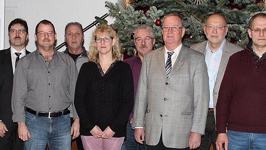 Blutspenderehrung in Marktheidenfeld: Stellvertretende Vorsitzende Sabine Sitter (links), Kreisbereitschaftleiter Gerhard Heitmann (zweiter von links), und stellvertretender Geschäftsführer Florian Schüßler (rechts) des BRK-Kreisverbands Main-Spessart zeichneten eine Reihe von Bürgern für 100-, 125-, und 150-maliges Blutspenden aus. Blutspenderehrung in Marktheidenfeld: Stellvertretende Vorsitzende Sabine Sitter (links), Kreisbereitschaftleiter Gerhard Heitmann (zweiter von links), und stellvertretender Geschäftsführer Florian Schüßler (rechts) des BRK-Kreisverbands Main-Spessart zeichneten eine Reihe von Bürgern für 100-, 125-, und 150-maliges Blutspenden aus.