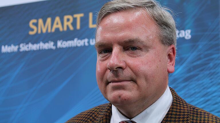 Wolfgang Schröder (50), Philosophie-Professor am Institut für Systematische Theologie der Universität Würzburg beschäftigt sich in mehreren bundesweiten Gremien mit der Ethik in der Digitalisierung und bei Künstlicher Intelligenz (KI). Wolfgang Schröder (50), Philosophie-Professor am Institut für Systematische Theologie der Universität Würzburg beschäftigt sich in mehreren bundesweiten Gremien mit der Ethik in der Digitalisierung und bei Künstlicher Intelligenz (KI).