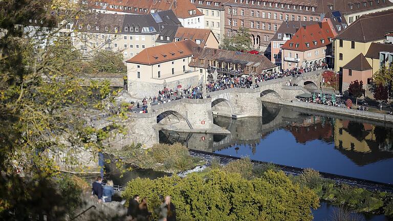 Ein Blick vom Fürstengarten der Festung Marienberg auf die belebte Alte Mainbrücke. Sie muss saniert werden. Ein Blick vom Fürstengarten der Festung Marienberg auf die belebte Alte Mainbrücke. Sie muss saniert werden.