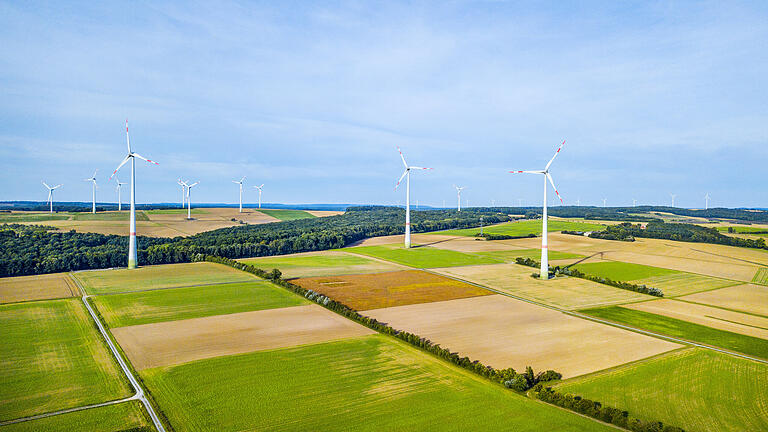 Für manche ein Hassobjekt, für andere unerlässlich für die Energiewende: Windparks wie hier bei Gädheim. Die CSU Haßberge will den klimaneutralen Landkreis bis 2030 - erwähnt die Windenergie im Antrag darauf aber mit keinem Wort. Für manche ein Hassobjekt, für andere unerlässlich für die Energiewende: Windparks wie hier bei Gädheim. Die CSU Haßberge will den klimaneutralen Landkreis bis 2030 - erwähnt die Windenergie im Antrag darauf aber mit keinem Wort.