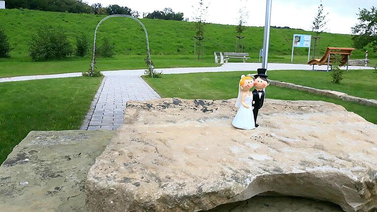 Erholen, aber auch heiraten. Das ist seit kurzem unter dem Burgläurer Hochwasserdamm möglich. Erholen, aber auch heiraten. Das ist seit kurzem unter dem Burgläurer Hochwasserdamm möglich.