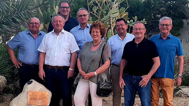 Zu Gast in Israel: Unser Bild zeigt Siegfried Erhard, Landrat Thomas Bold, Volker Partsch, Roland Limpert, stellvertretende Landrätin Brigitte Meyerdierks, Wolfgang Dünisch, Edwin Metzler und stellvertretenden Landrat Gotthard Schlereth am Gedenkstein, der an den gebürtigen Bad Kissinger Joske Ereli erinnert. Zu Gast in Israel: Unser Bild zeigt Siegfried Erhard, Landrat Thomas Bold, Volker Partsch, Roland Limpert, stellvertretende Landrätin Brigitte Meyerdierks, Wolfgang Dünisch, Edwin Metzler und stellvertretenden Landrat Gotthard Schlereth am Gedenkstein, der an den gebürtigen Bad Kissinger Joske Ereli erinnert.