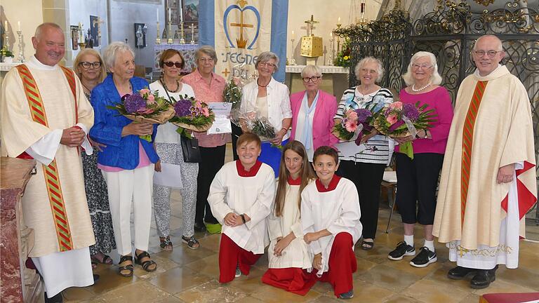 Diakon Lorenz Kleinschnitz und Dekan Gerhard Spöckl zelebrierten den Festgottesdienst in der Wallfahrtskirche mit drei Ministranten, in dessen Verlauf auch Mitglieder des Frauenbundes geehrt wurden. Diakon Lorenz Kleinschnitz und Dekan Gerhard Spöckl zelebrierten den Festgottesdienst in der Wallfahrtskirche mit drei Ministranten, in dessen Verlauf auch Mitglieder des Frauenbundes geehrt wurden.
