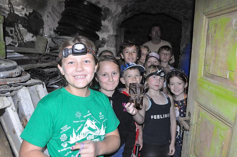 Auf Schatzsuche in einem geheimnisvollen Verlies: Die Kinder des Hillenberg-Zeltlager mit ihrem Leiter Ekkehard Schmitt (hinten). Auf Schatzsuche in einem geheimnisvollen Verlies: Die Kinder des Hillenberg-Zeltlager mit ihrem Leiter Ekkehard Schmitt (hinten).