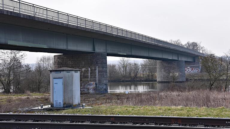 Die Brücke über den Main bei Horhausen wird abgerissen und neu errichtet. Vorbereitende Arbeiten sollen bereits im Herbst 2019 erfolgen. Die eigentliche Bauzeit, für die drei Jahre veranschlagt sind, ist vorgesehen von März 2020 bis März 2023. Die Brücke über den Main bei Horhausen wird abgerissen und neu errichtet. Vorbereitende Arbeiten sollen bereits im Herbst 2019 erfolgen. Die eigentliche Bauzeit, für die drei Jahre veranschlagt sind, ist vorgesehen von März 2020 bis März 2023.