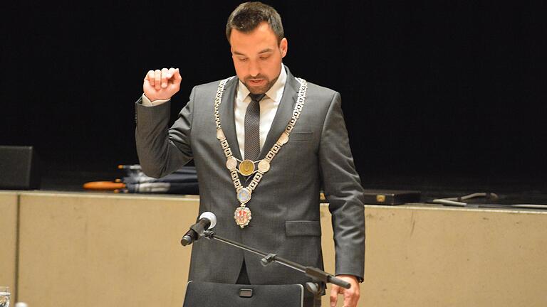 Vor etwas mehr als 100 Tagen hat Michael Werner in der Stadthalle den Amtseid als Bürgermeister von Bad Neustadt abgelegt. Vor etwas mehr als 100 Tagen hat Michael Werner in der Stadthalle den Amtseid als Bürgermeister von Bad Neustadt abgelegt. 