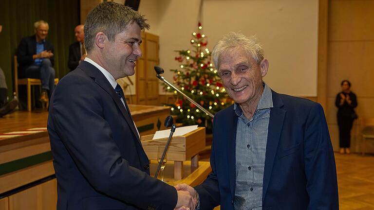 Bürgermeister Michael Kraus (links) gratuliert Dieter Bach vom TSV Mellrichstadt zu seinen sportlichen Erfolgen. Bürgermeister Michael Kraus (links) gratuliert Dieter Bach vom TSV Mellrichstadt zu seinen sportlichen Erfolgen.