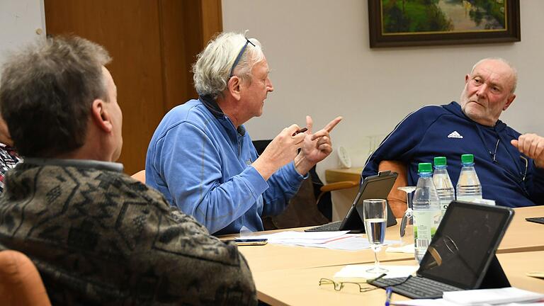 Stadtrat Hans-Joachim Schüßler (Öko-Kreis, Mitte) formulierte nach langer Debatte den Antrag, der dem Vereinsring ein Darlehen zusprach. Stadtrat Hans-Joachim Schüßler (Öko-Kreis, Mitte) formulierte nach langer Debatte den Antrag, der dem Vereinsring ein Darlehen zusprach.