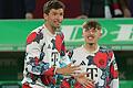 Der Weltmeister und das Talent: der 35-jährige Thomas Müller und der 17-jährige Lennart Karl vor dem Bundesliga-Spiel des FC Bayern München am Freitag beim FC Augsburg. Beide standen auch am Dienstag im Champions-League-Kader des FC Bayern.