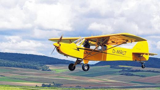 Im Landeanflug: Ultraleicht-Flugzeuge vom Typ Savage Cub landeten zum „Spornradflieger-Treffen“ am Mellrichstädter Bischofsberg. Im Landeanflug: Ultraleicht-Flugzeuge vom Typ Savage Cub landeten zum „Spornradflieger-Treffen“ am Mellrichstädter Bischofsberg.