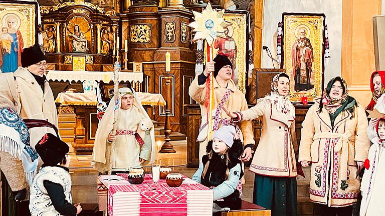 Ukrainische Weihnacht       -  Eine Gruppe von Darstellern, die 'Wertep', stellt in der Marienkapelle in Bad Kissingen mit religiösen und volkstümlichen Elementen die Geburt Christi dar.