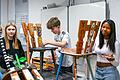 Aus Alt macht Neu: Die Achtklässler der Mittelschule Gerolzhofen bereiten im Kunstunterricht gespendete Stühle für eine Nutzung im Jugendhaus auf - natürlich im Jugend-Style. Marie, Florian und Denisha (von links) sind begeistert von der erstmaligen Zusammenarbeit ihrer Schule mit der städtischen Einrichtung.