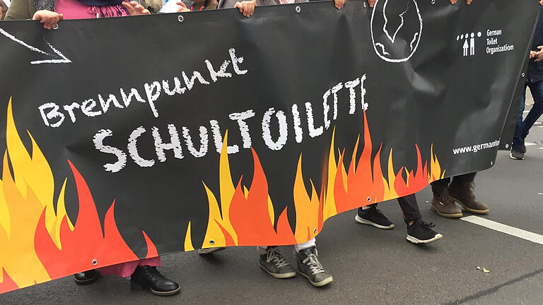 19. November 2018: Berliner Schüler demonstrieren am Welttoilettentag. Auch in Würzburg 'brennt's'. 19. November 2018: Berliner Schüler demonstrieren am Welttoilettentag. Auch in Würzburg 'brennt's'.