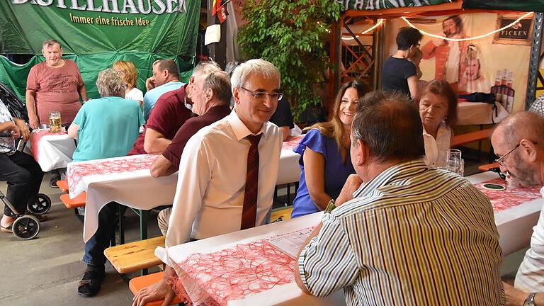 Im Gespräch mit den Bürgern beim SPD Sommerfest erläuterte Bürgermeister Volker Faulhaber seine Ziele in der kommenden Legislaturperiode. Im Gespräch mit den Bürgern beim SPD Sommerfest erläuterte Bürgermeister Volker Faulhaber seine Ziele in der kommenden Legislaturperiode.