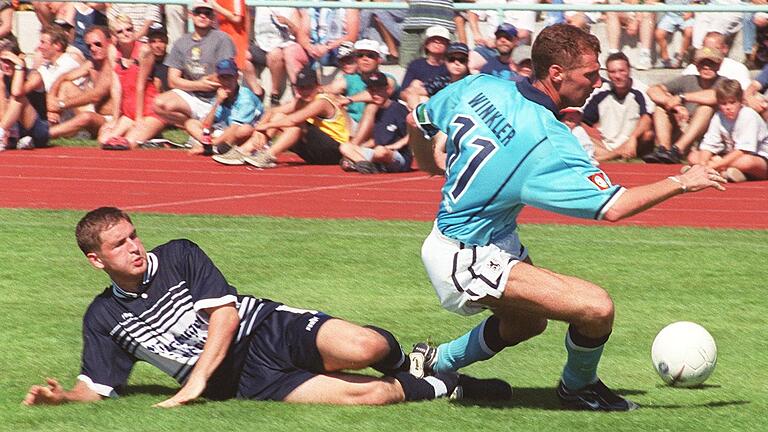 Kaum zu stoppen: Bernhard Winkler (rechts) bei einem Duell gegen den Würzburger FV Ende der 90er-Jahre. Kaum zu stoppen: Bernhard Winkler (rechts) bei einem Duell gegen den Würzburger FV Ende der 90er-Jahre. 