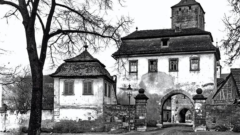 Das Obere Torhaus in Karlstadt um 1925. Das Bild ist aus der Sammlung Sonja Häns. Das Obere Torhaus in Karlstadt um 1925. Das Bild ist aus der Sammlung Sonja Häns.