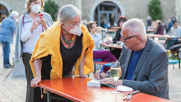 Nach der Lesung signierte Wecker noch seine Bücher. Nach der Lesung signierte Wecker noch seine Bücher.