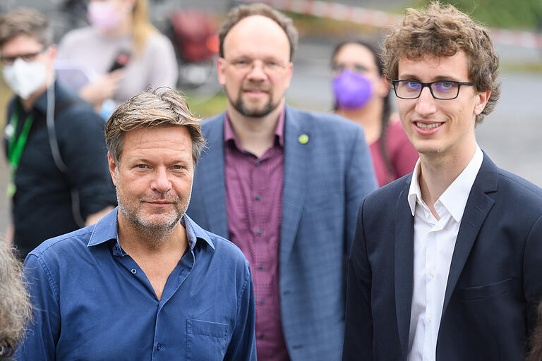 Robert Habeck mit dem Würzburger Bundestagskandidaten Sebastian Hansen (rechts) und dem Landtagsabgeordneten Patrick Friedl (Mitte).