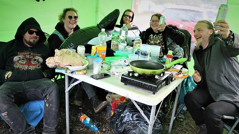 Kalt, na und? 'Dann wird wenigstens das Bier nicht warm', sagt Patrick aus dem Tauberbischofsheimer Umland (Mitte) – und seine Zeltplatz-Clique samt Plastik-Killerwal stimmt ihm zu. Kalt, na und? 'Dann wird wenigstens das Bier nicht warm', sagt Patrick aus dem Tauberbischofsheimer Umland (Mitte) – und seine Zeltplatz-Clique samt Plastik-Killerwal stimmt ihm zu.