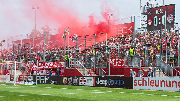 Bayern-München-Fans zündelten bei Spielbeginn im Gästeblock mit Bengalos. Bayern-München-Fans zündelten bei Spielbeginn im Gästeblock mit Bengalos.