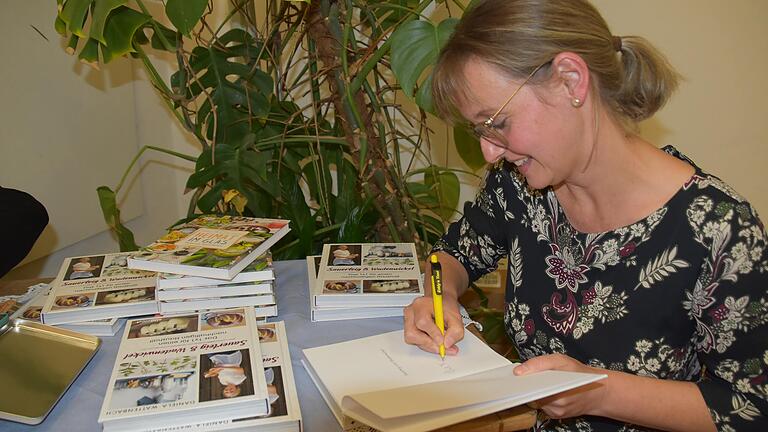 Am Ende der Buchvorstellung gab es den Ratgeber 'Sauerteig & Wadenwickel' von Daniela Wattenbach mit Widmung. Am Ende der Buchvorstellung gab es den Ratgeber 'Sauerteig & Wadenwickel' von Daniela Wattenbach mit Widmung.