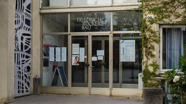 Der Eingang des Friedrich-Rückert-Baus am Martin-Luther-Platz. Der darin befindliche Leopoldina-Saal soll saniert und für Veranstaltungen des Kulturforums genutzt werden.