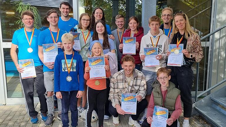 Die Höchberger Schwimmerinnen und Schwimmer zeigen stolz ihre Medaillen und Urkunden.