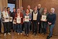 Die Gewinner des Thüngener Blumenschmuckwettbewerbs mit der Vorsitzenden Anke Peter (Vierte von rechts), Stellvertreterin Hermine Pfeiffer (rechts)  und Erstem Bürgermeister Lorenz Strifsky (links).