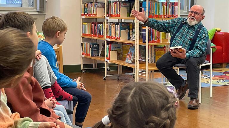 Kinder der Grundschule lauschen ihrem Vorleser Michael Uhlmann. Kinder der Grundschule lauschen ihrem Vorleser Michael Uhlmann.