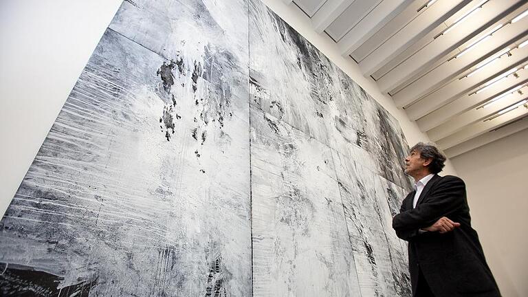 Peter Casagrandes ganz großes Format in der Kunsthalle - (oli) Nun ist es fertig: „Das ganz große Format“, das der Künstler Peter Casagrande fünf Wochen lang in der Großen Halle der Kunsthalle geschaffen hatte. Am vergangenen Donnerstag war Vernissage der Ausstellung, die bis 10. September Dienstag bis Sonntag von 10 bis 17 Uhr sowie donnerstags bis 21 Uhr zu sehen ist. „Am Ende muss ein Bild über mich herauswachsen, muss mehr sein, als ich erklären kann“, sagt der Künstler über seine Werke. Das Projekt in der Kunsthalle, wo er eigens ein sieben mal zehn Meter großes Bild in Acryl auf Leinwand, bestehend aus zehn Einzelteilen, in Grau-, Weiß- und Schwarztönen malte, ist das mit Abstand größte, das er bisher schuf. Das Besondere war, dass es Kunsthallen-Chefin Andrea Brandl Casagrande ermöglichte, den Prozess der Entstehung der Öffentlichkeit zugänglich zu machen, fünf Wochen lang konnte man den Maler beim Arbeiten beobachten, mit ihm diskutieren und sich erklären lassen, worauf es ihm ankommt. Am Donnerstag, 4. Mai, gibt es um 19 Uhr im Rahmen der Ausstellung ein besonderes Konzert mit den Musikern Gerald Eckert (Violoncello/Elektronik) und Beatrix Wagner (Flöte). Eckert hatte Ende der 1990er-Jahre eine eigene Komposition zeitgenössischer klassischer Musik, inspiriert von einem Bild Casagrandes, geschrieben und ist mit dem Künstler befreundet. In Schweinfurt spielt er seine eigenen Kompositionen unter dem Titel „Aux mains de l?espace“. Karten für 15 Euro inklusive Besuch der Ausstellung unter ? (0 97 21) 51 47 21. Eine Diaserie mit Bildern von der Entstehung des Gemäldes und der Vernissage finden Sie unter www.mainpost.de/schweinfurt. Peter Casagrandes ganz großes Format in der Kunsthalle - (oli) Nun ist es fertig: „Das ganz große Format“, das der Künstler Peter Casagrande fünf Wochen lang in der Großen Halle der Kunsthalle geschaffen hatte. Am vergangenen Donnerstag war Vernissage der Ausstellung, die bis 10. September Dienstag bis Sonntag von 10 bis 17 Uhr sowie donnerstags bis 21 Uhr zu sehen ist. „Am Ende muss ein Bild über mich herauswachsen, muss mehr sein, als ich erklären kann“, sagt der Künstler über seine Werke. Das Projekt in der Kunsthalle, wo er eigens ein sieben mal zehn Meter großes Bild in Acryl auf Leinwand, bestehend aus zehn Einzelteilen, in Grau-, Weiß- und Schwarztönen malte, ist das mit Abstand größte, das er bisher schuf. Das Besondere war, dass es Kunsthallen-Chefin Andrea Brandl Casagrande ermöglichte, den Prozess der Entstehung der Öffentlichkeit zugänglich zu machen, fünf Wochen lang konnte man den Maler beim Arbeiten beobachten, mit ihm diskutieren und sich erklären lassen, worauf es ihm ankommt. Am Donnerstag, 4. Mai, gibt es um 19 Uhr im Rahmen der Ausstellung ein besonderes Konzert mit den Musikern Gerald Eckert (Violoncello/Elektronik) und Beatrix Wagner (Flöte). Eckert hatte Ende der 1990er-Jahre eine eigene Komposition zeitgenössischer klassischer Musik, inspiriert von einem Bild Casagrandes, geschrieben und ist mit dem Künstler befreundet. In Schweinfurt spielt er seine eigenen Kompositionen unter dem Titel „Aux mains de l?espace“. Karten für 15 Euro inklusive Besuch der Ausstellung unter ? (0 97 21) 51 47 21. Eine Diaserie mit Bildern von der Entstehung des Gemäldes und der Vernissage finden Sie unter www.mainpost.de/schweinfurt.