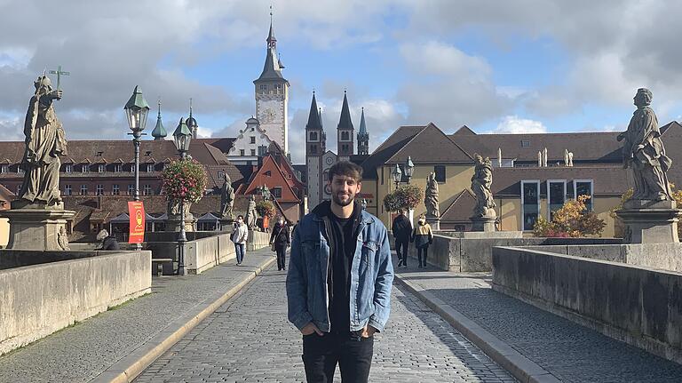 Humor und Spaß sind ihm wichtig: Tommy Wirtz&nbsp;auf der Alten Mainbrücke in Würzburg