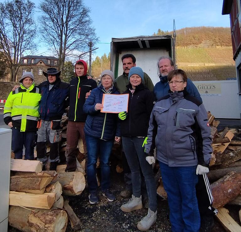 Beim siebten Hilfstransport der 'Fluthilfe Geckenau' wurden neben dringend benötigtem Brennholz auch wieder Spendengelder übergeben, wie an Benno und Dorle Gilles vom 'Klosterhof Gilles' im schwer betroffenen Marienthal. Beim siebten Hilfstransport der 'Fluthilfe Geckenau' wurden neben dringend benötigtem Brennholz auch wieder Spendengelder übergeben, wie an Benno und Dorle Gilles vom 'Klosterhof Gilles' im schwer betroffenen Marienthal.