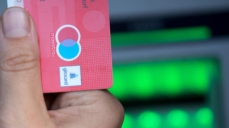 Girocard - So fordern Sie Ihre zu viel bezahlten Bankgebühren wieder zurück. Girocard - So fordern Sie Ihre zu viel bezahlten Bankgebühren wieder zurück.