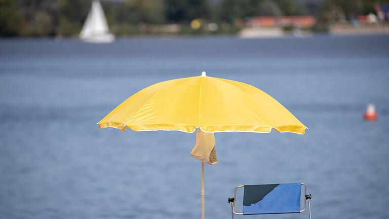 Badestrand am Altmühlsee       -  Blaualgen trüben den Badespaß: An zwei Uferstellen hat das Landratsamt nun ein Badeverbot erteilt.