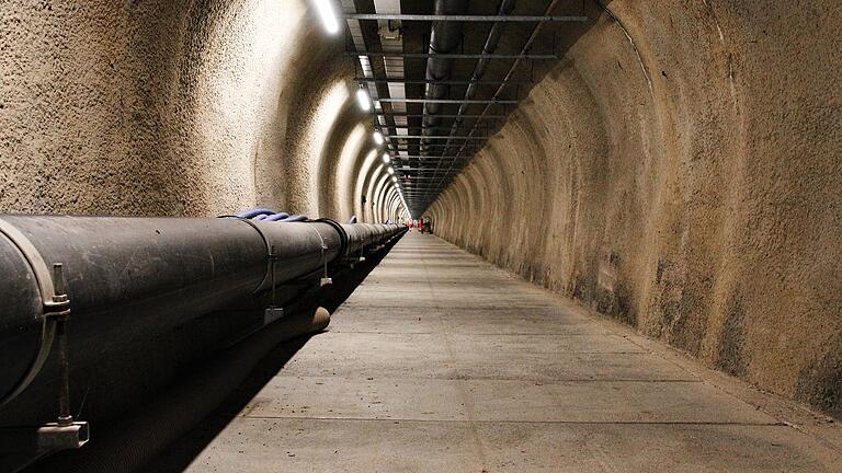 Abfalldeponie Wirmsthal - Blick in den 320 Meter langen Entwässerungsstollen unter der Deponie. Durch das dicke Rohr (links) läuft die Brühe zur Sickerwasserreinigungsanlage. Abfalldeponie Wirmsthal - Blick in den 320 Meter langen Entwässerungsstollen unter der Deponie. Durch das dicke Rohr (links) läuft die Brühe zur Sickerwasserreinigungsanlage.