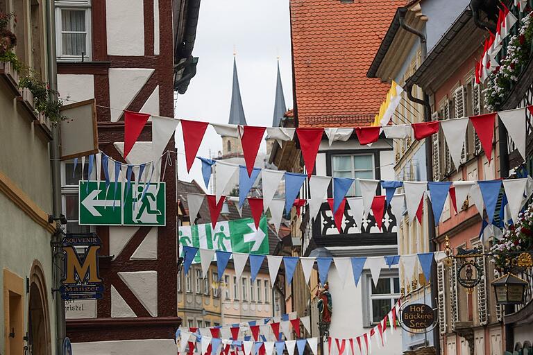 In der Sandstraße hängt seit einigen Tagen wieder die 'Kerwa-Beflaggung'.