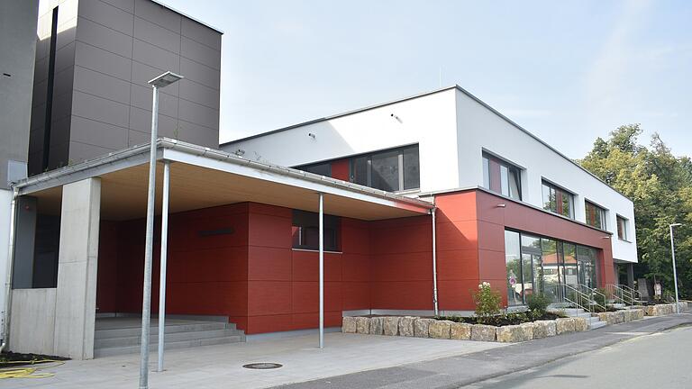 Das Rhön-Gymnasium in Bad Neustadt ist eine MINT-freundliche Schule mit internationaler Ausrichtung. Das Rhön-Gymnasium in Bad Neustadt ist eine MINT-freundliche Schule mit internationaler Ausrichtung.