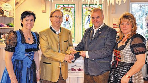 Symbolische Schlüsselübergabe: Bei Trachten-Benkert in Thüngen wechseln die Inhaber. Ruth und Horst Benkert (von links) übergeben die Geschicke des Unternehmens ab dem neuen Jahr in die Hände von Norbert und Ute Johannes.