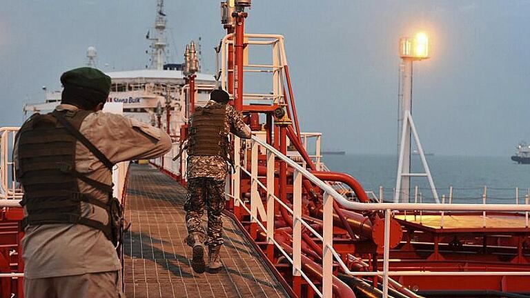 Iran - Öltanker Stena Impero - Zwei bewaffnete Soldaten der iranischen Revolutionsgarde betreten den unter britischer Flagge fahrenden Öltanker „Stena Impero“ der schwedischen Reederei „Stena Bulk“. Iran - Öltanker Stena Impero - Zwei bewaffnete Soldaten der iranischen Revolutionsgarde betreten den unter britischer Flagge fahrenden Öltanker „Stena Impero“ der schwedischen Reederei „Stena Bulk“.