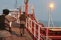 Iran - Öltanker Stena Impero       -  Zwei bewaffnete Soldaten der iranischen Revolutionsgarde betreten den unter britischer Flagge fahrenden Öltanker &bdquo;Stena Impero&ldquo; der schwedischen Reederei &bdquo;Stena Bulk&ldquo;.