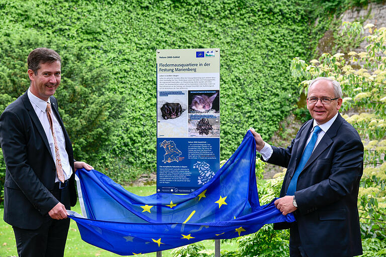 Natura 2000: Enthüllung der Infotafel und Würdigung der Fledermausgruppe und der Umweltstation durch Regierungspräsident Eugen Ehmann (rechts) und Oberbürgermeister Christian Schuchart im vergangenen Jahr. Natura 2000: Enthüllung der Infotafel und Würdigung der Fledermausgruppe und der Umweltstation durch Regierungspräsident Eugen Ehmann (rechts) und Oberbürgermeister Christian Schuchart im vergangenen Jahr.