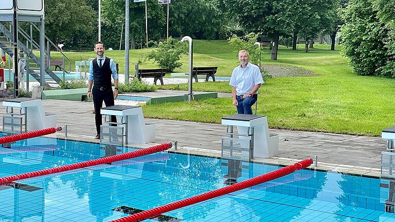 Es ist angerichtet: Bürgermeister Thorsten Wozniak (links) und Geomaris-Betriebsleiter Wolfgang Schulz freuen sich auf die Eröffnung des Freibads in Gerolzhofen an diesem Donnerstag.